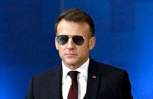 Pourquoi les lunettes aviateur de Macron sont-elles au cœur d’une polémique ?