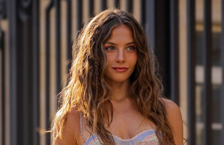 Ni brushing ni boucles parfaites : cette coiffure naturelle appelée « Canyon Waves » sera partout cet été