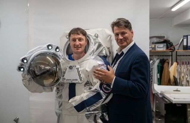 Pierre Cardin signe les combinaisons spatiales des astronautes européens