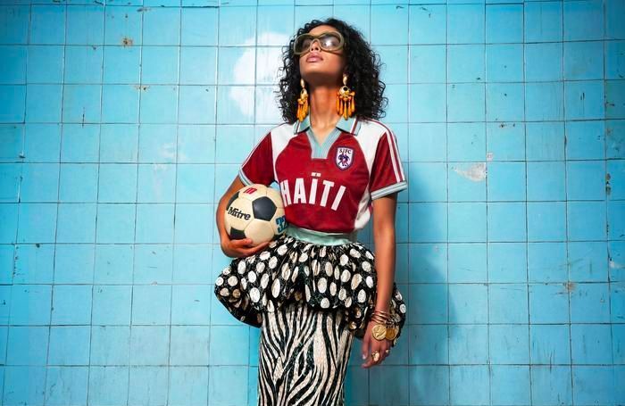 À l'approche de la Coupe du Monde : les maillots de l’équipe haïtienne séduisent déjà les fans de mode