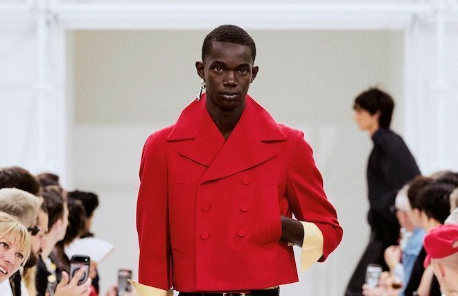 Repérée au défilé Celine, la mono-boucle d’oreille s’impose comme la tendance bijou la plus pointue de 2027