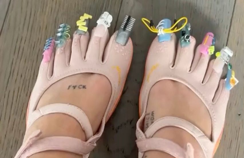 Des faux-ongles sur les chaussures : nouvelle obsession mode en vue ?