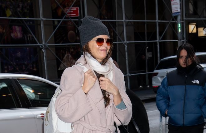 Exit les mocassins classiques, Katie Holmes parie sur cette forme étrange pour rehausser son allure
