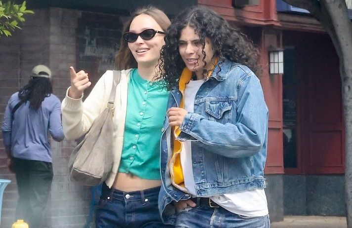 Aux côtés de sa compagne, Lily-Rose Depp dévoile comment adopter le jean baggy ce printemps