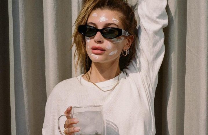 Hailey Bieber ne jure que par cette boisson pour bien s'hydrater l'été