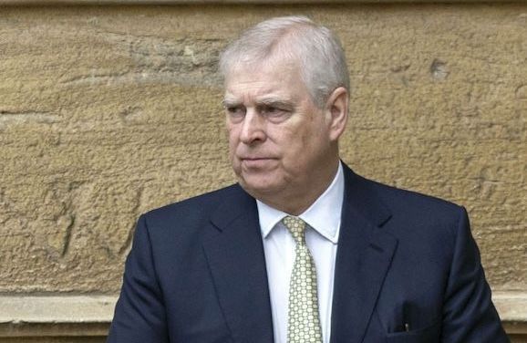Charles III très embarrassé : ce nouveau scandale qui entoure son frère Andrew