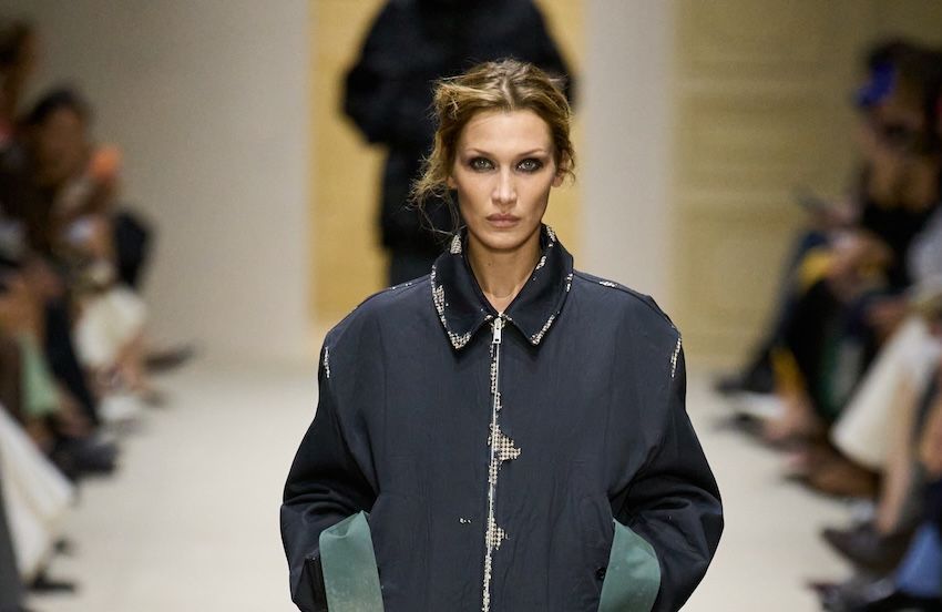 Bella Hadid bat un record de passages lors du dernier défilé Prada