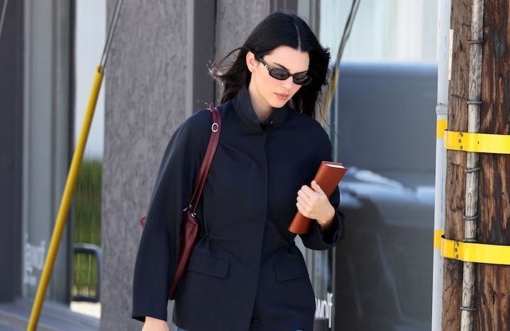 Jean, ballerines et veste utilitaire, Kendall Jenner reprend à merveille les codes vestimentaires de Carolyn Bessette-Kennedy