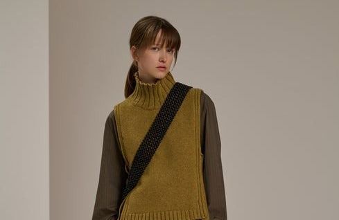 Qu’est-ce que le pull plastron, la pièce dont tout le monde parle ?