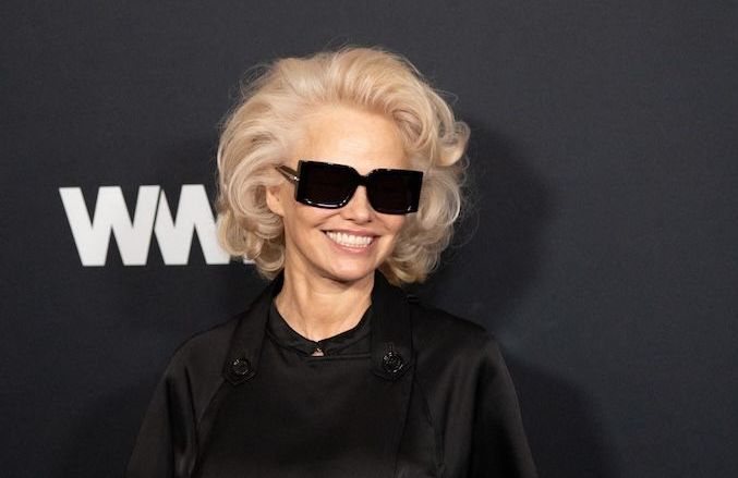 Brushing glamour et lunettes XXL : Pamela Anderson se transforme en diva hollywoodienne