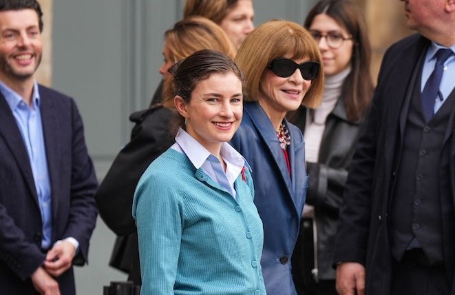 À la Fashion Week, ce pull bleu “céruléen” amuse les réseaux en recréant une scène culte du "Diable s’habille en Prada"