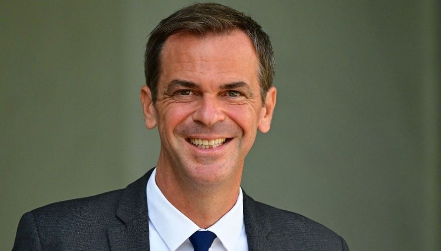 Olivier Véran rejoint la clinique esthétique de renom des stars de télé-réalité et promet de ne toucher "ni à des p**, ni à des fessiers"