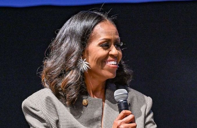 Tailleur croppé, boucles d'oreille arty et escarpins bicolores : Michelle Obama adopte l'allure de la Parisienne Chanel par Matthieu Blazy