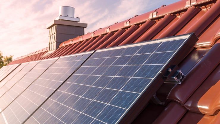 Panneaux photovoltaïques : la prime à l'installation supprimée et le rachat de surplus divisé par 4 dès le 5 juin