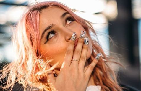 Ultra-brillante, cette manucure diamant nous inspire et matche avec nos tenues de fêtes
