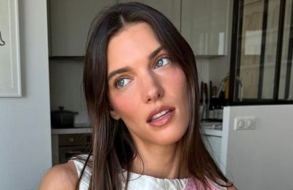« Cela me donnait un air grave » : Charlotte Cardin révèle l’erreur beauté qu’elle ne fera plus