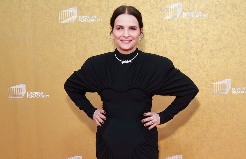 Juliette Binoche prouve que l’élégance intemporelle passe (encore) par cet essentiel du vestiaire