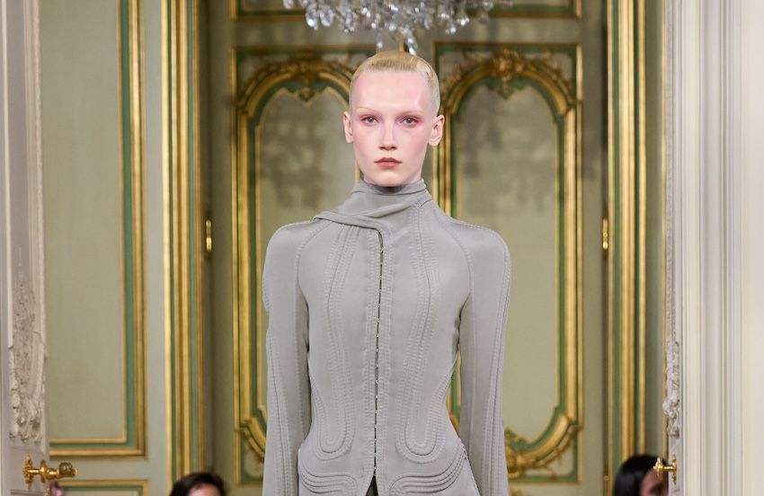 Qui est Michael Stewart, le créateur de Standing Ground dont tout le monde parle à la Fashion Week Haute Couture ?
