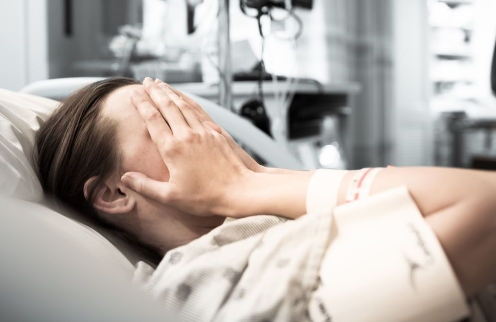 Sexisme médical : les symptômes des femmes souvent minimisés, une enquête alerte