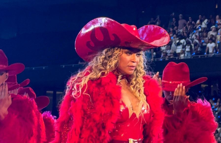 Miley Cyrus rejoint Beyoncé en invitée surprise sur la scène du Stade de France
