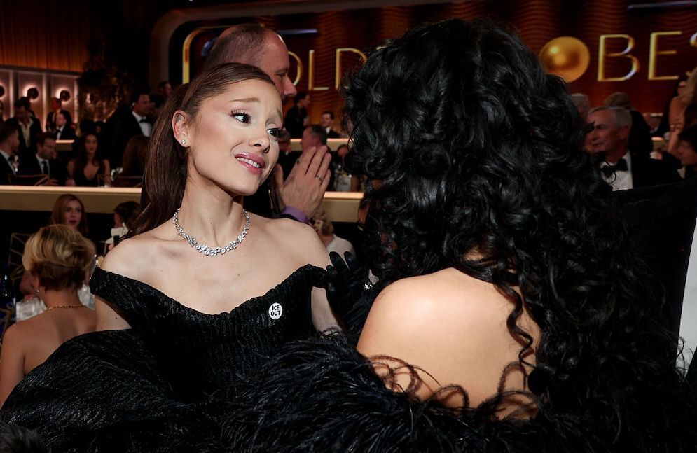 Ariana Grande, Mark Ruffalo... Pourquoi les célébrités portaient un pins « ICE out » aux Golden Globes 2026