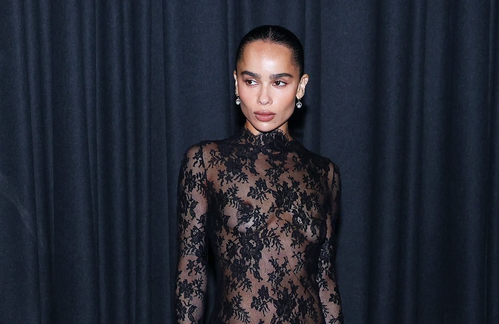 Zoë Kravitz s'inspire d’une tenue iconique de Britney Spears au défilé Saint Laurent