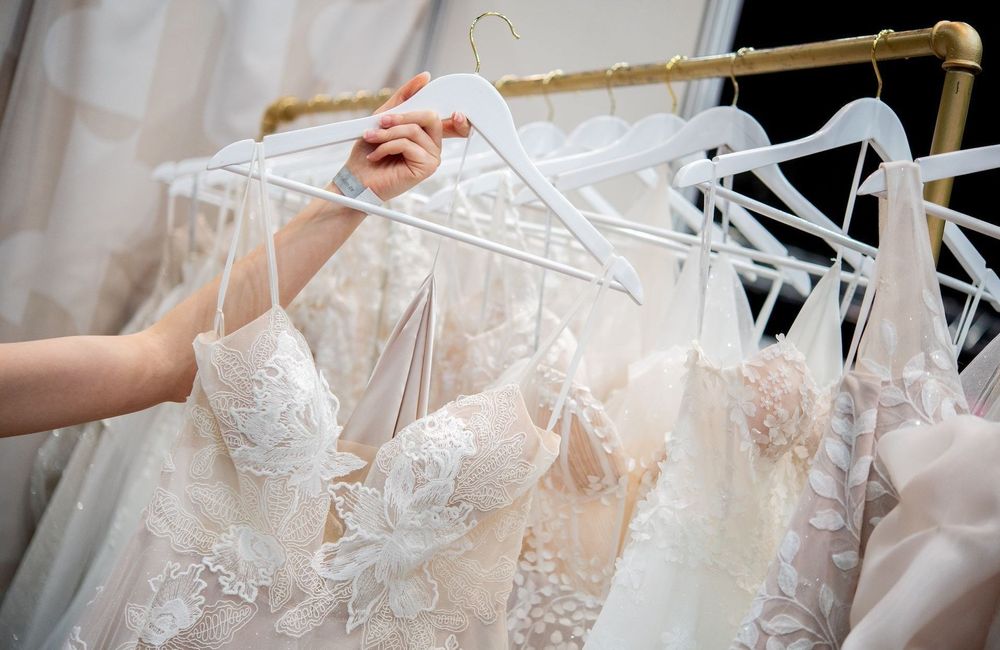 Satin, dentelle, organza : quelle matière choisir pour sa robe de mariée ?