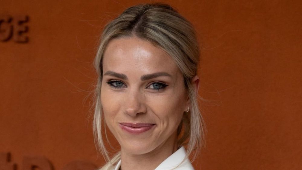 Marion Rousse (34 ans) divine dans sa robe au ras des cuisses, elle dévoile ses jambes fuselées dans un cadre bucolique