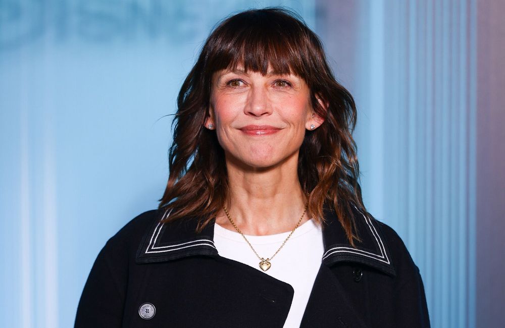 Frange effilée et ondulations : Sophie Marceau revisite la célèbre coupe shag