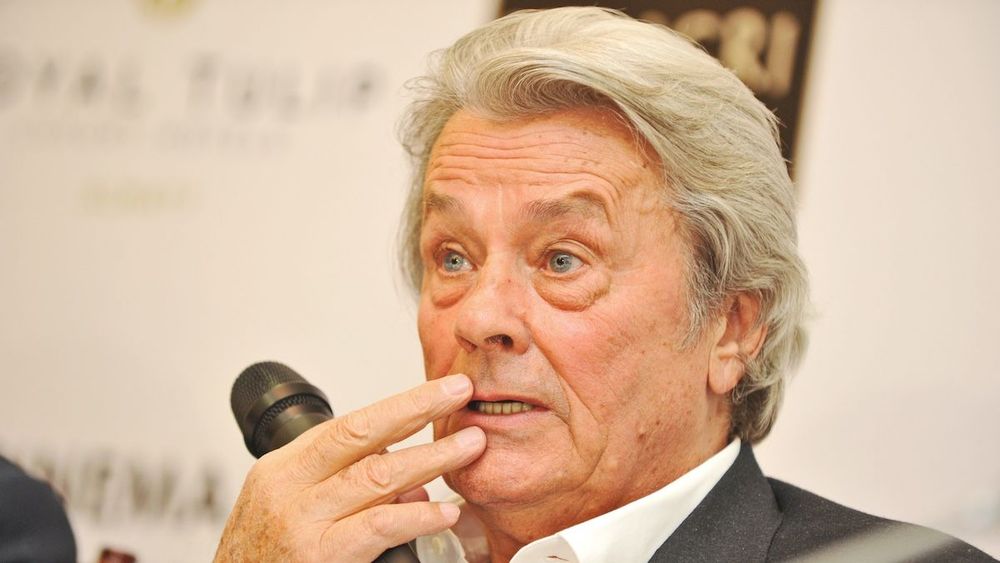 Alain Delon à peine décédé, un étranger prend possession de son domicile