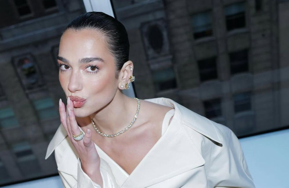 « Avant, j'étais du genre à m'endormir maquillée » : Dua Lipa lance sa ligne de soin et dévoile les secrets de son teint parfait