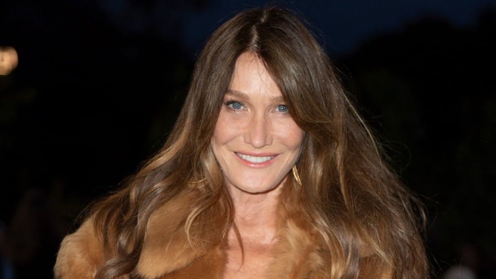 Carla Bruni grillée avec un "string fausse fourrure", l'épouse de Nicolas Sarkozy réagit à ce cliché olé-olé