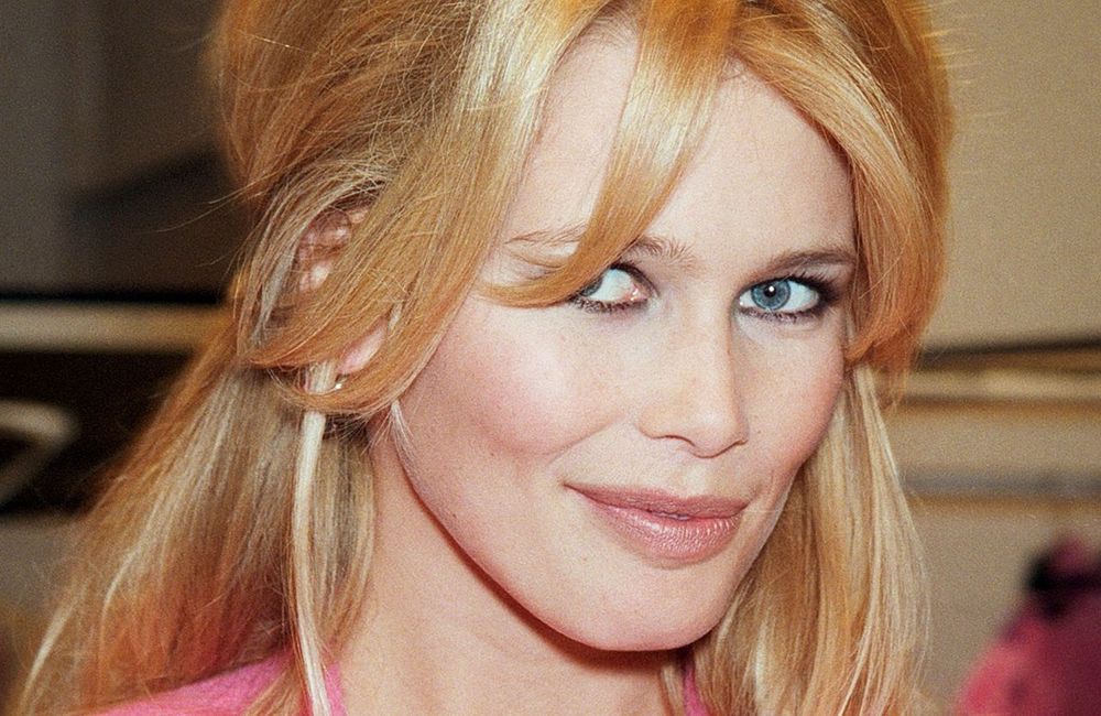 En bikini, Claudia Schiffer célèbre son 54e anniversaire