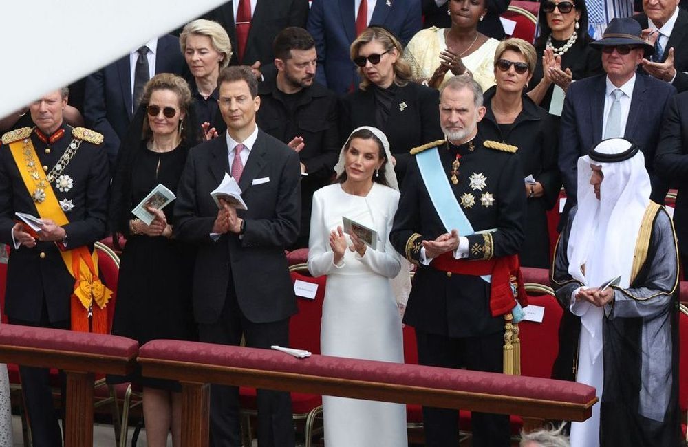 Letizia d’Espagne, Charlène de Monaco… pourquoi portaient-elles du blanc à la messe d’inauguration du pape ?