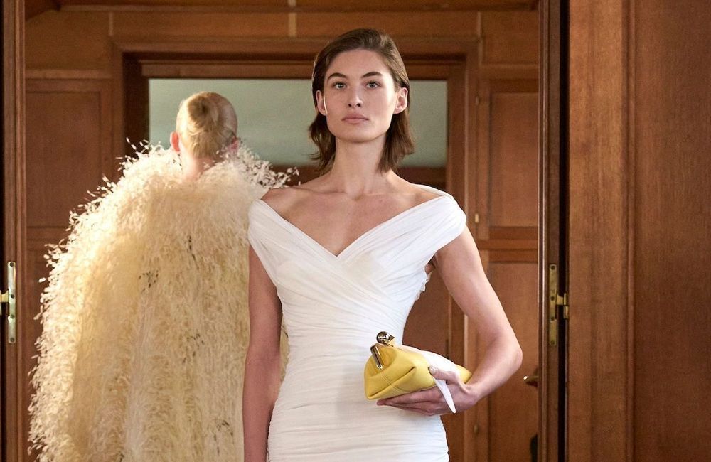 Élégante et sophistiquée, la robe drapée s'impose comme l’indispensable des soirées d'été