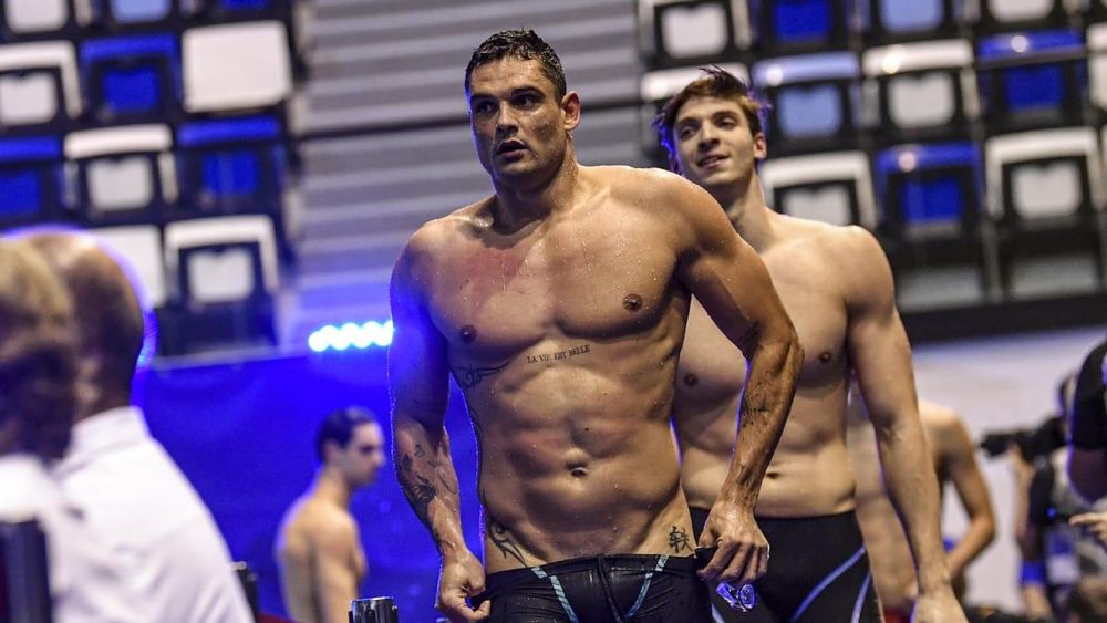 Florent Manaudou (JO 2024) s'affiche avant compète : son fessier fait craquer son slip en pleine préparation