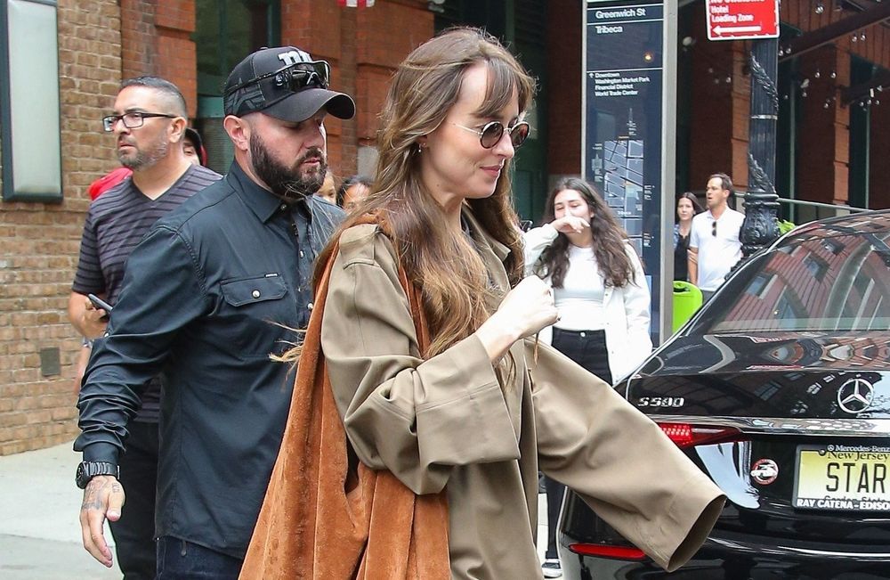 Dakota Johnson a trouvé le sac en daim idéal pour l’automne