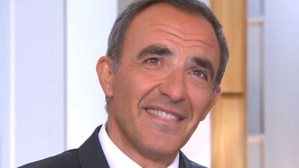 "Il me manque" : Nikos Aliagas ému aux larmes devant des images de son père décédé
