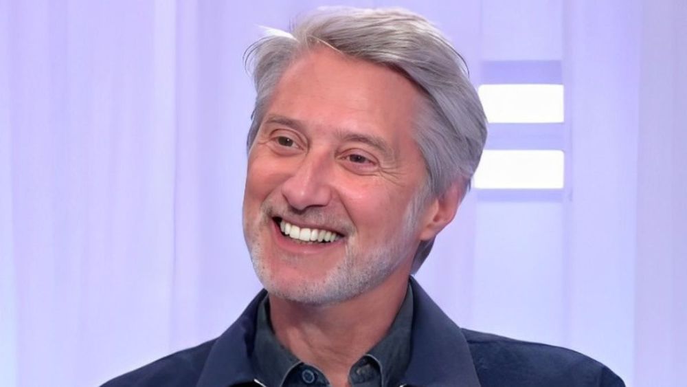 “Ça m’est arrivé” : Antoine de Caunes avoue avoir usé de substances avant de présenter des émissions