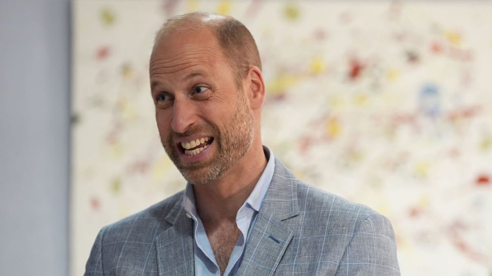 Prince William en micro-slip de bain au bord d'une piscine, il cache ses bijoux de famille derrière un ballon bien placé