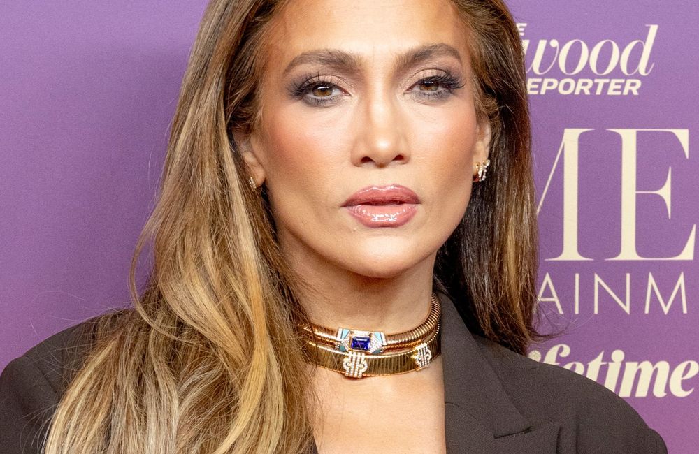 Vu sur Jennifer Lopez, ce maquillage monochrome promet d’illuminer toutes les carnations cet hiver