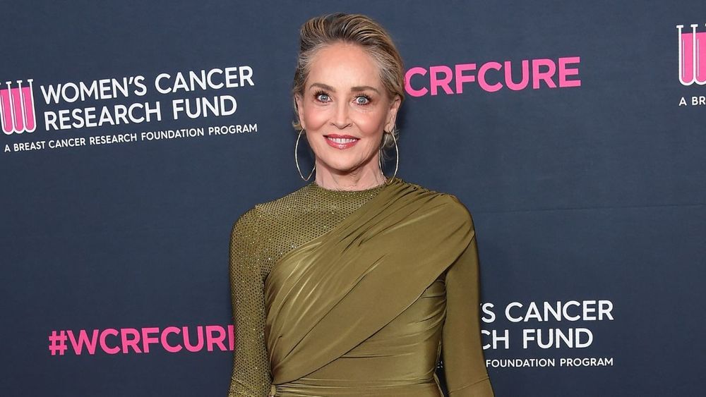 À 66 ans, Sharon Stone recrée la scène culte de Basic Instinct en lingerie rouge