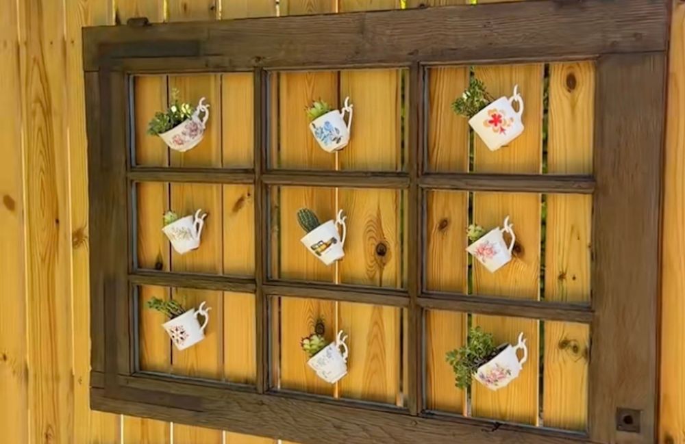 Le DIY à tester pour créer un mur végétal original avec une vieille fenêtre