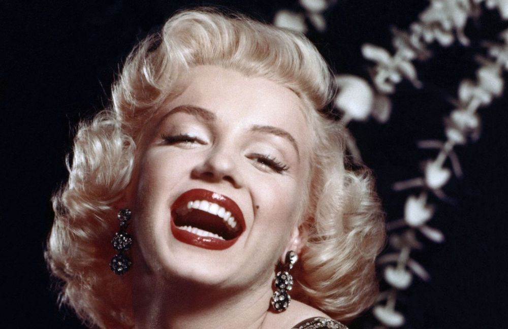 Cette astuce parfum de Marilyn Monroe refait surface sur TikTok : pourquoi c'est problématique