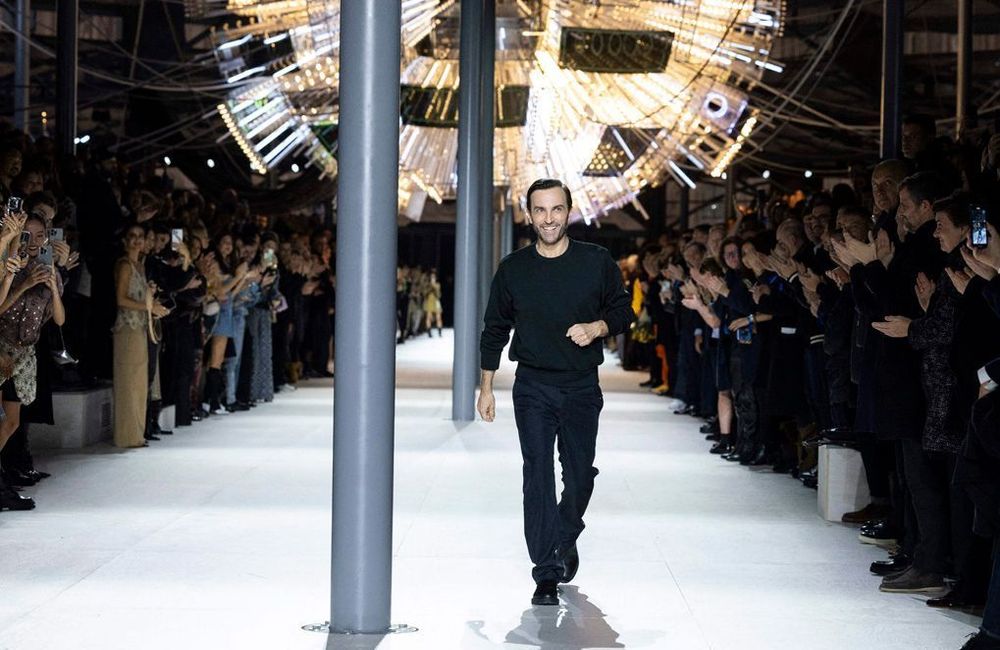 ELLE Debriefe - Fashion Week Jour 8 : Capelines d’hiver chez Chanel et standing ovation chez Louis Vuitton