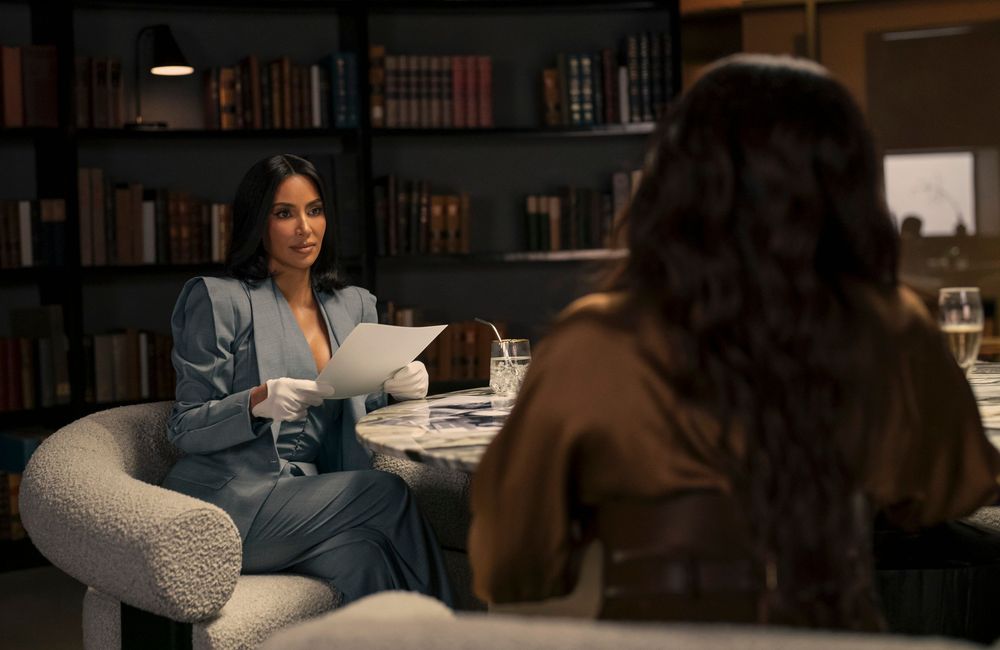 « All’s Fair » : Kim Kardashian répond avec ironie à ses détracteurs sur la série Disney +