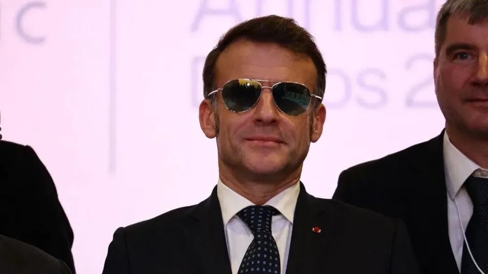 En couple avec Brigitte, Emmanuel Macron se livre sans fard sur sa sexualité : “Un gigolo caché”