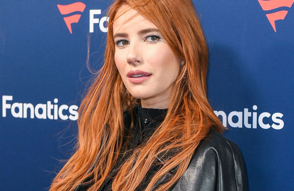 Sunrise red : cette coloration rousse adoptée par Emma Roberts réchauffe l’hiver
