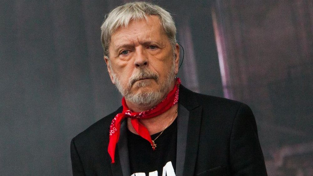 “Il a disjoncté” : Dominique, l’ex-femme de Renaud, se confie sur cette “expérience traumatique” qui a particulièrement affecté le chanteur