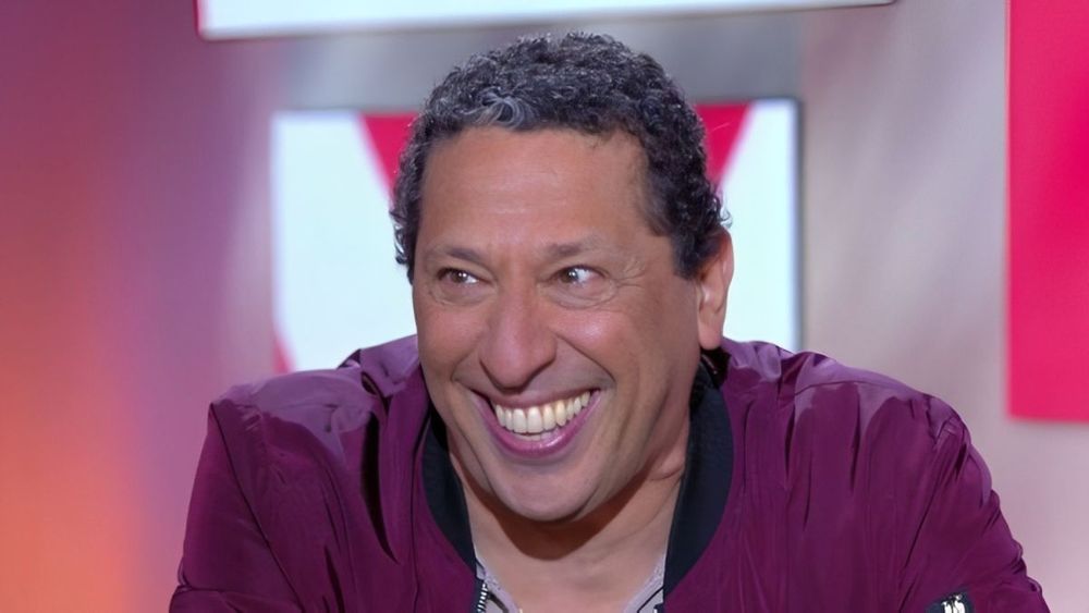 Smaïn crée la polémique en plein spectacle : départs massifs et une spectatrice traitée "d’imbécile
